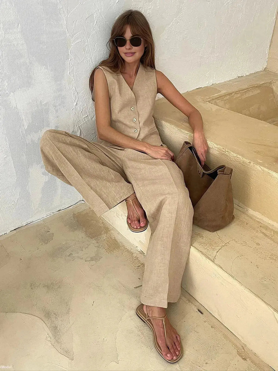 Elegant women's two-piece ensemble: stylish tailored waistcoat and flowy wide-leg trousers for a sophisticated look.