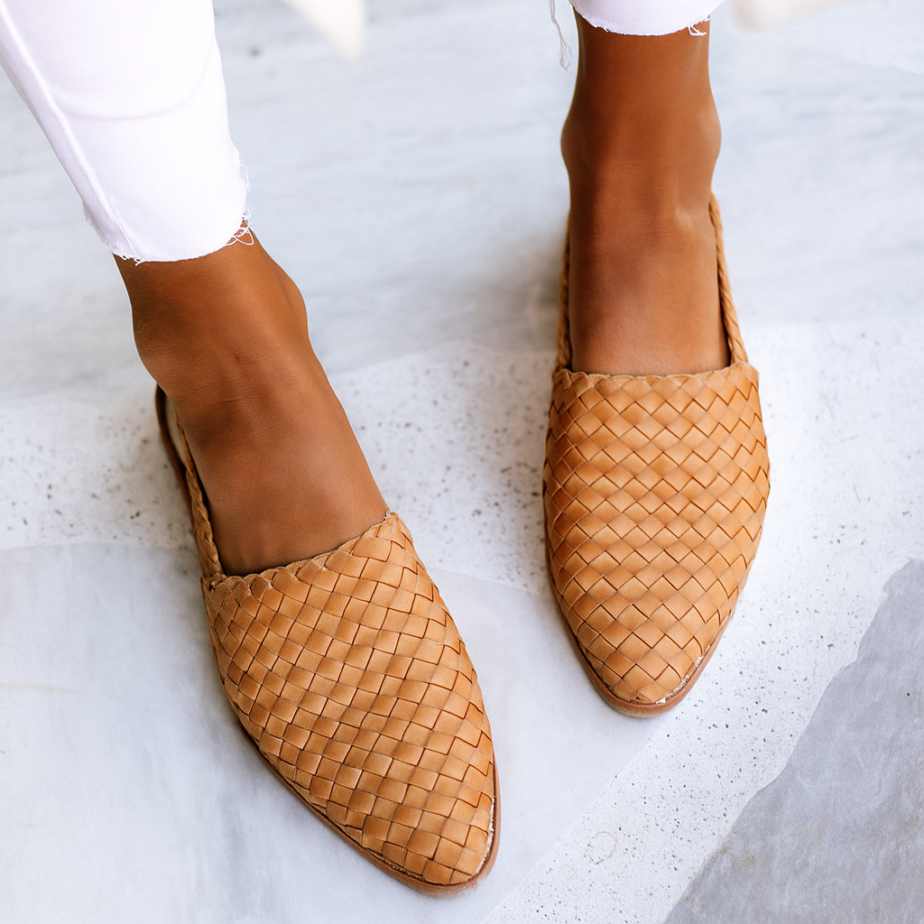 Ladies' comfortable closed toe flat slip-on mules, versatile casual sandals for everyday fashion.