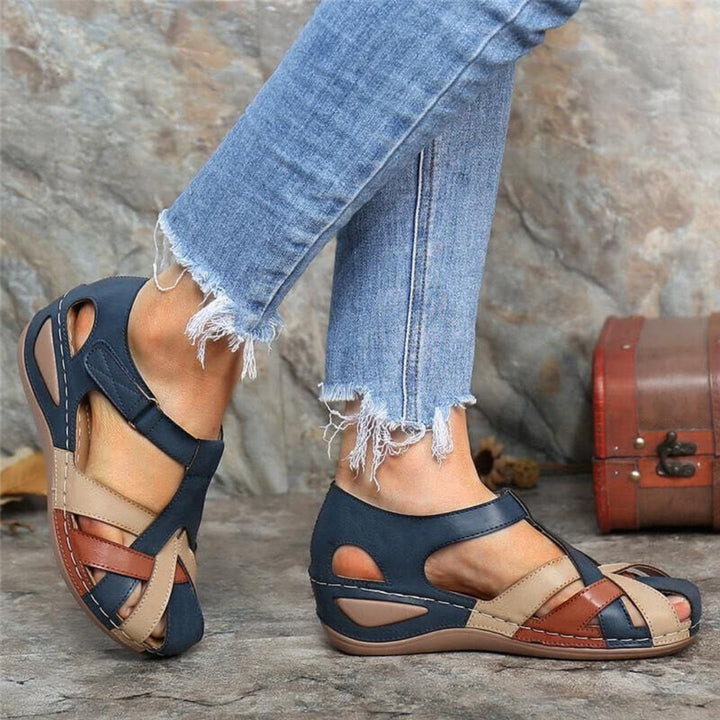 Fashionable women's colorblock closed toe flat sandals, ideal for spring and summer comfort.