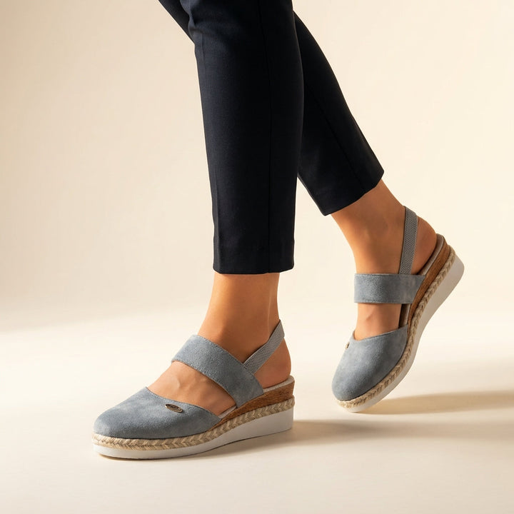 Casual women's platform espadrille sandals with a comfort fit, ideal for beach style.