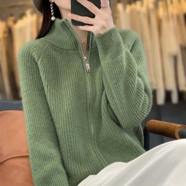 Casual women's knitwear: zip-front sweater for everyday wear and comfortable style.
