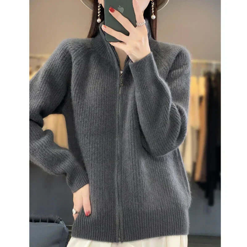 Comfortable women's zip-up sweater in a chunky knit, suitable for autumn and winter fashion.