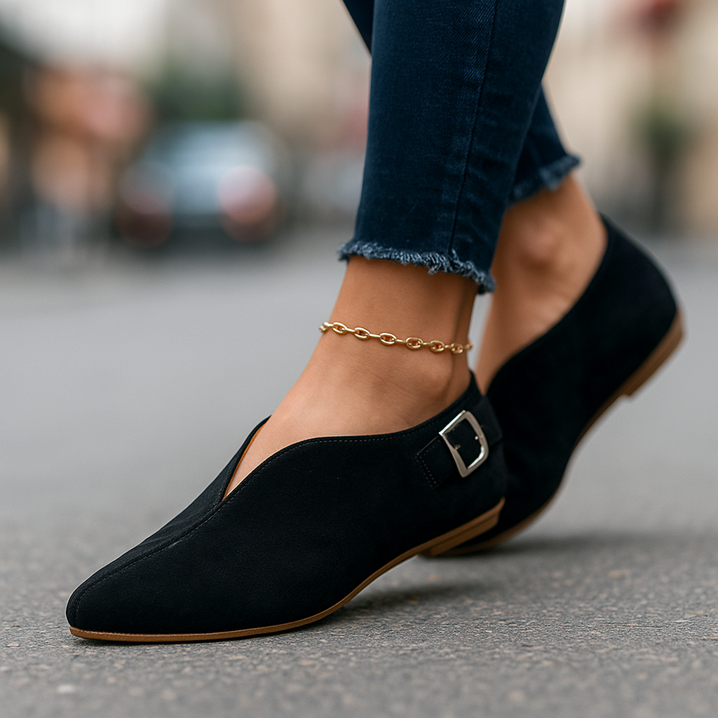 Casual women's slip-on loafers with an elegant buckle, ideal for everyday comfort and fashion