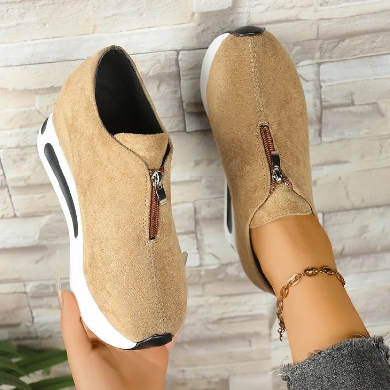 Comfortable women's platform shoes in a versatile black, perfect for casual fashion