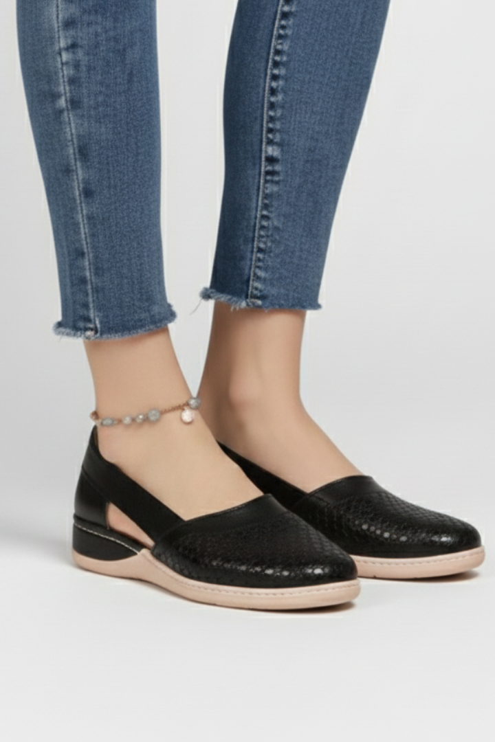 Comfortable women's shoes with chic cut-outs, ideal for versatile everyday and casual outfits.