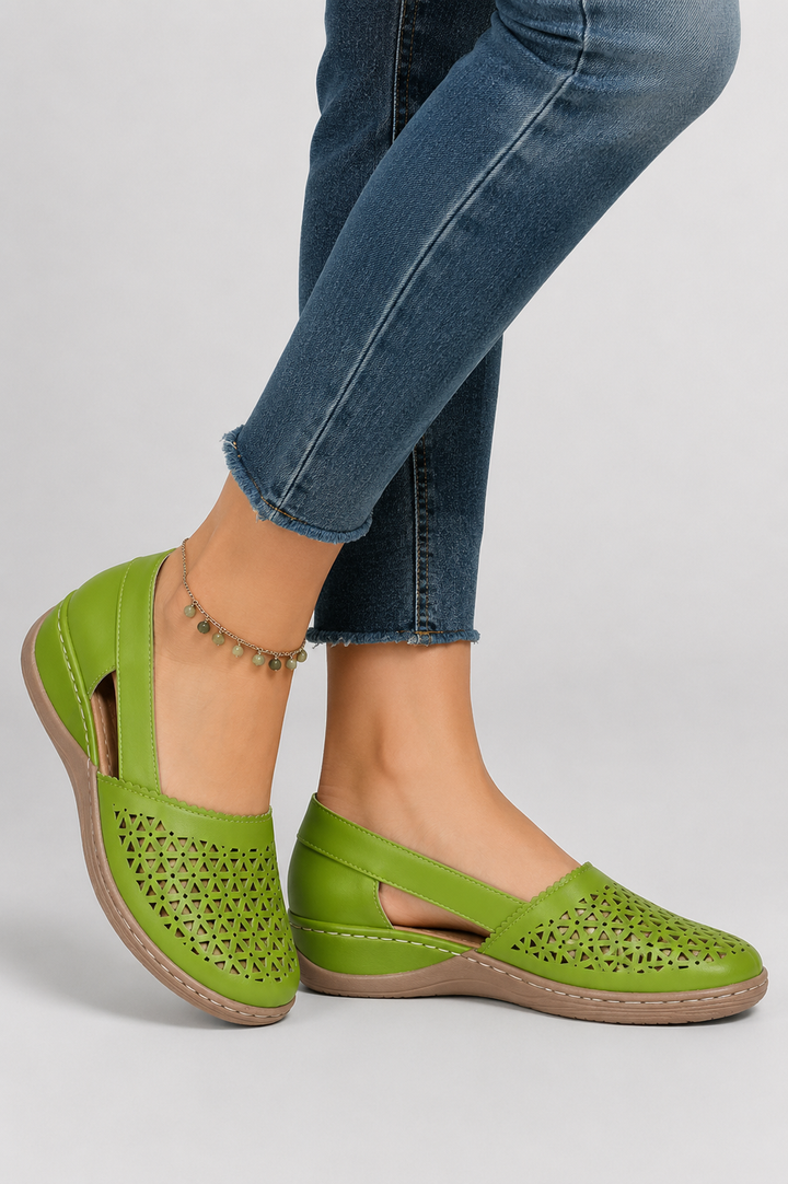 Versatile women's everyday shoes with modern cut-out details, offering ultimate comfort and style.