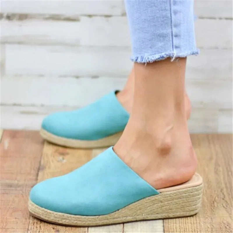 Comfortable women's casual flat sandals, excellent everyday footwear for spring and summer, easy slip-on style.