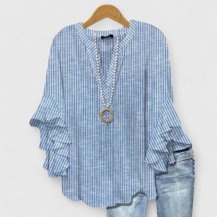 Comfortable women's floral blouse, elegant design with ruffle sleeves, ideal for casual chic.