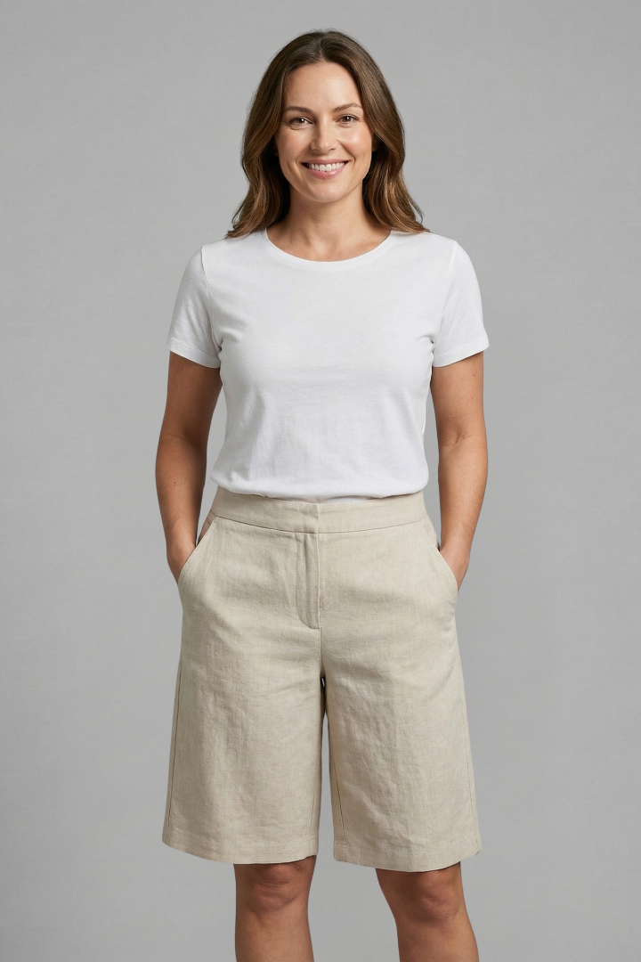 Comfortable women's knee-length shorts featuring an elastic waist, mid-rise, and practical side pockets.