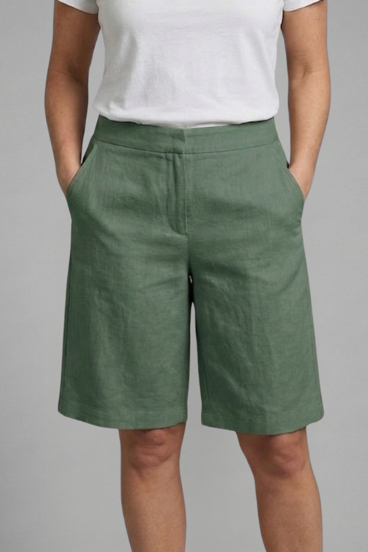 Women's casual knee-length shorts, relaxed fit, elastic waist, practical pockets, perfect for summer.