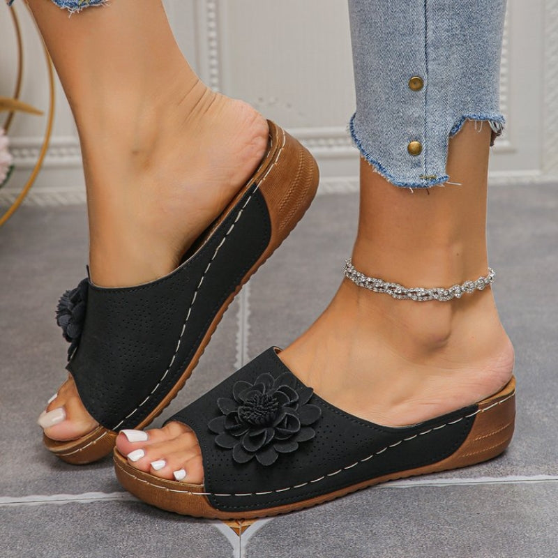 Casual women's orthopedic sandals, comfortable slip-ons with arch support for everyday activities.