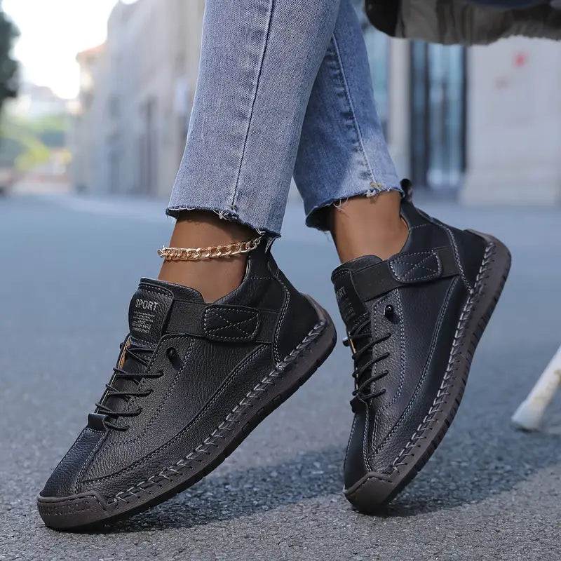 Lightweight women's orthopedic sneakers, ideal for comfortable walking and active days.