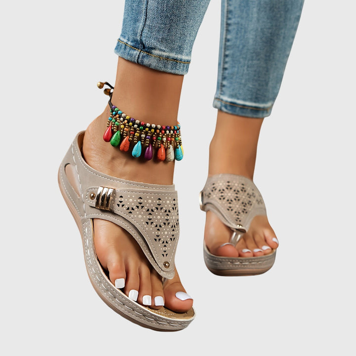Elegant women's open-toe platform sandals, featuring a comfortable and secure ankle strap for summer.