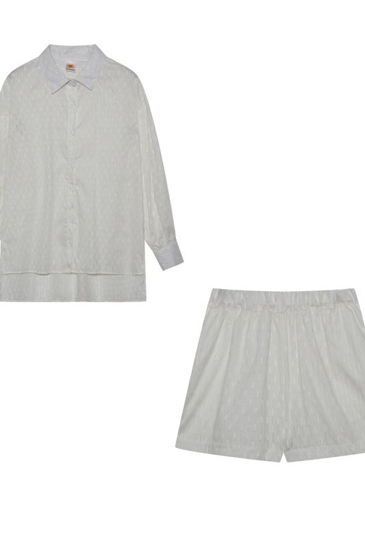 Easy-wear women's casual shirt & shorts set, a comfortable two-piece for summer adventures.