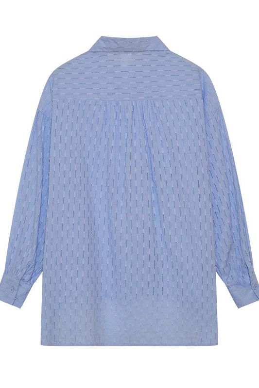 Vacation-ready women's shirt & shorts set, comfortable two-piece for sunny spring & summer.