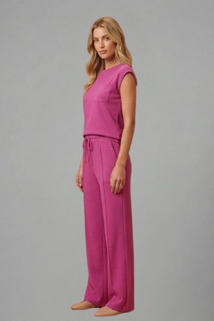 Soft women's short sleeve top & shorts loungewear set, ideal for relaxing moments at home.