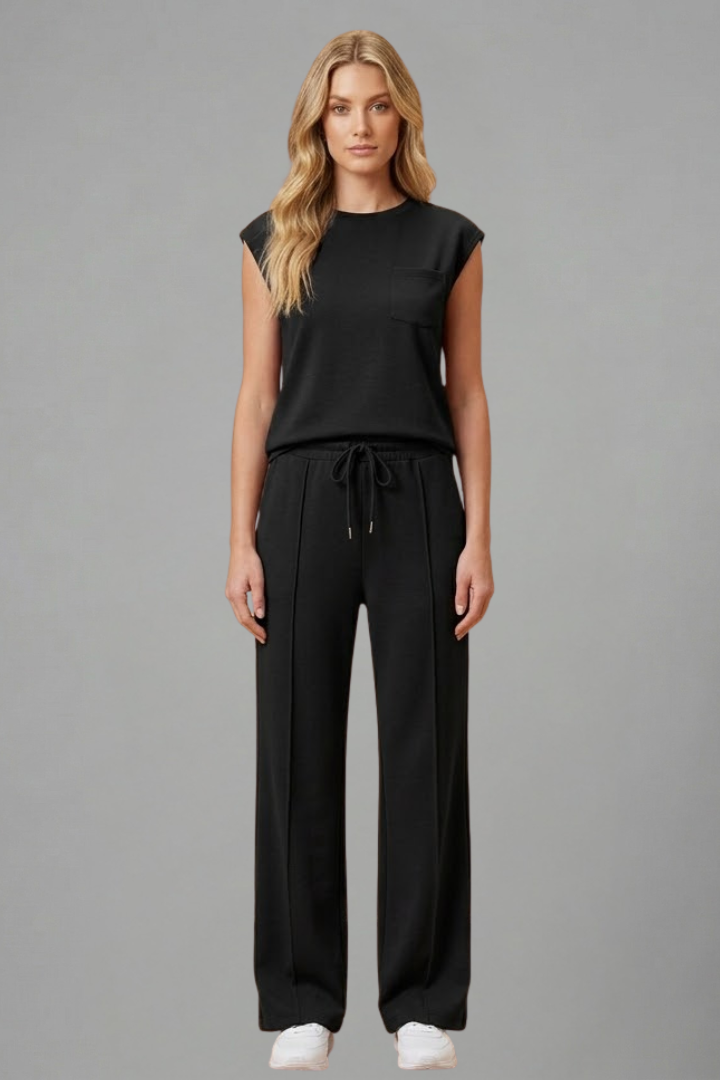 Complete women's short-sleeve top and shorts matching loungewear set for everyday comfort.