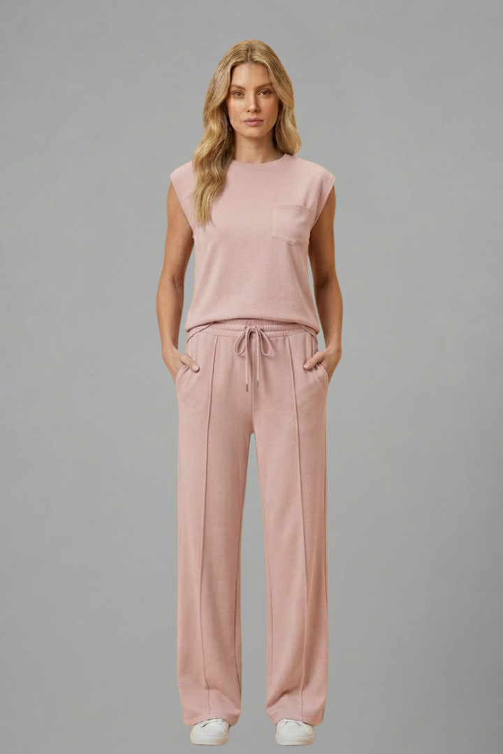 Versatile women's short-sleeve and shorts loungewear set, perfect for sleep or casual home wear.