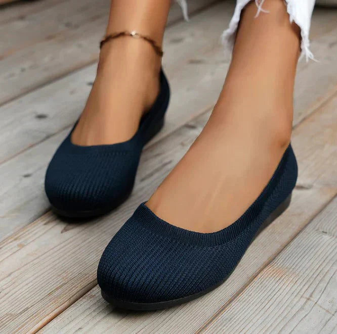 Fashionable women's slip-on flats, designed for optimal comfort and versatility in daily wear.