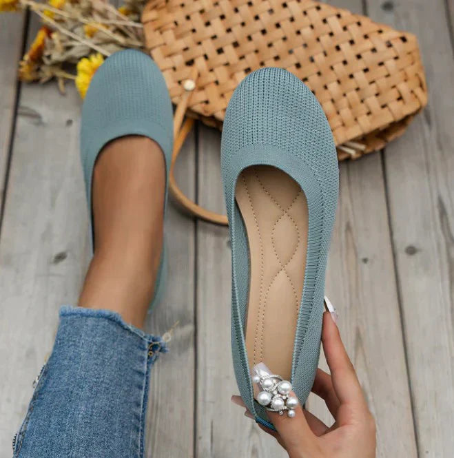 Women's chic slip-on ballet flats, perfect for adding comfort and style to any casual or professional outfit.