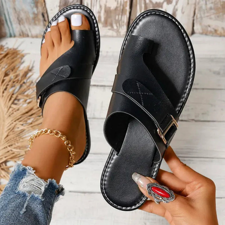 Versatile women's flat buckle sandals, perfect for summer comfort. Open-toe slip-on casual and walking footwear.