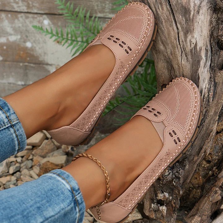 Modern women's perforated loafers, slip-on, flat sole, orthopedic, ideal for daily casual style.