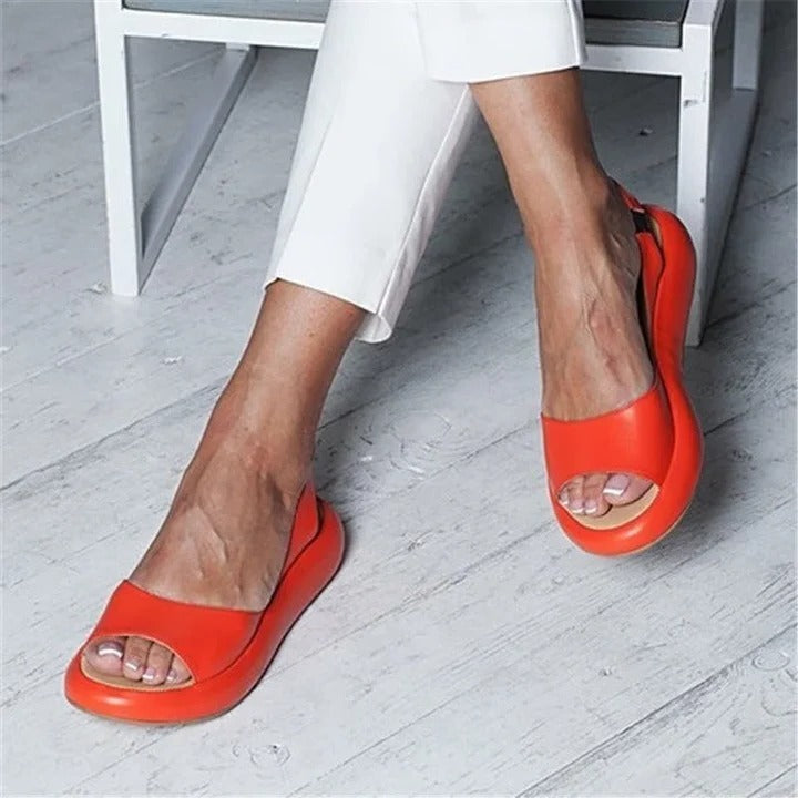 Fashionable women's open-toe slip-on sandals, featuring an elastic band for a secure fit.