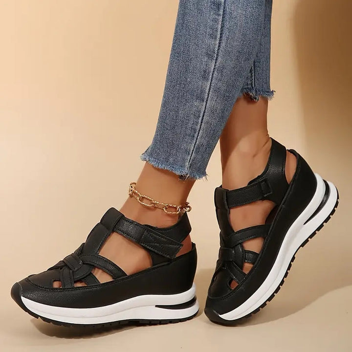 Comfortable women's open-toe sporty platform sandals with cutout design, perfect for casual summer wear.