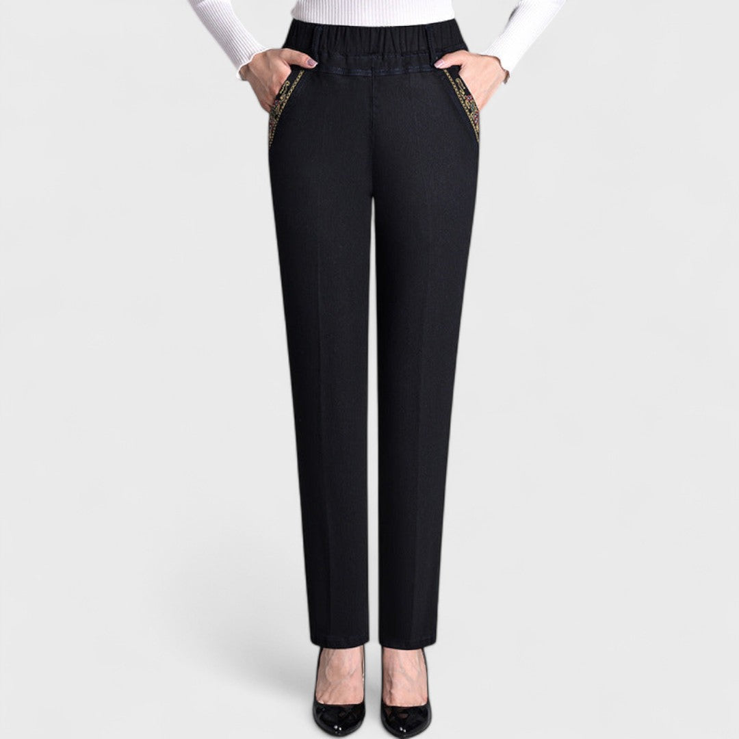 Relaxed fit women's stretch jeans with practical side pockets and elastic waist for versatile casual fashion.