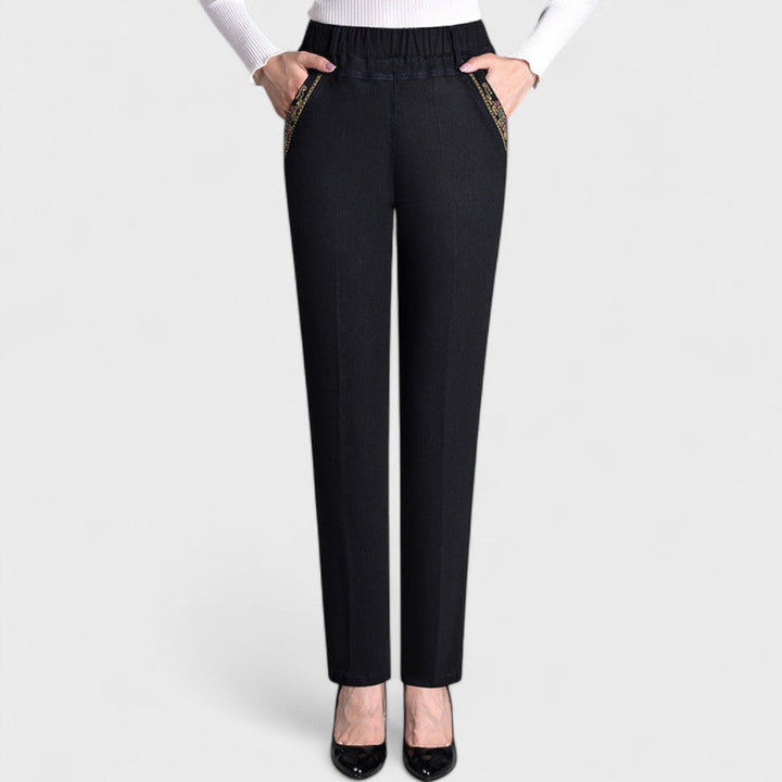 Relaxed fit women's stretch jeans with practical side pockets and elastic waist for versatile casual fashion.