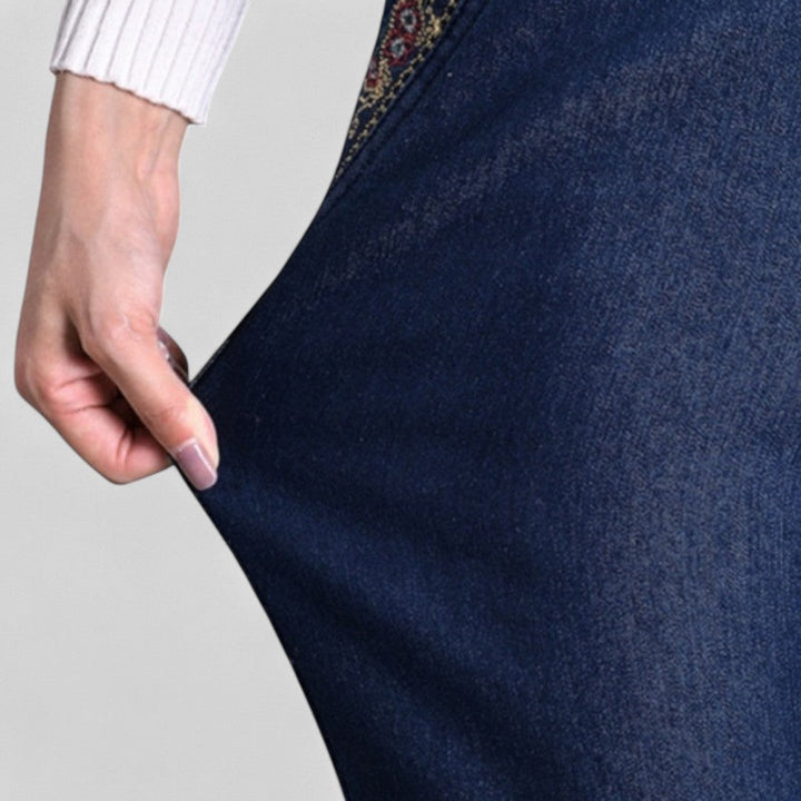 Women's denim stretch jeans with comfortable elastic waistband & relaxed fit, ideal for versatile everyday style.