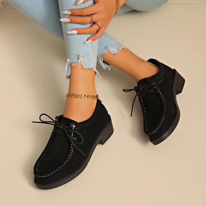 Women's loafers in a neutral color, ideal for everyday wear and providing excellent foot support