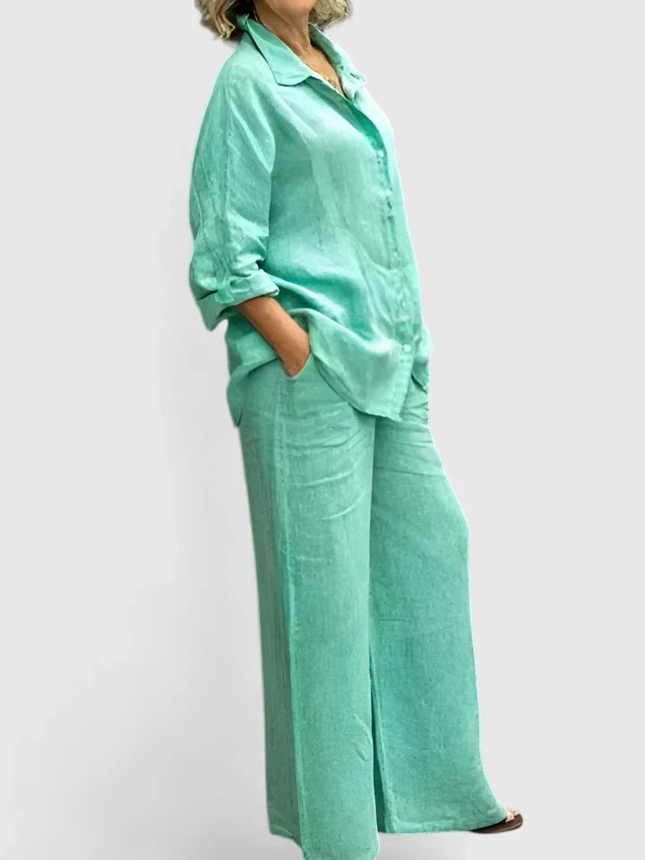 Relaxed fit women's two-piece set, providing ultimate comfort for stylish everyday wear. Loungewear.
