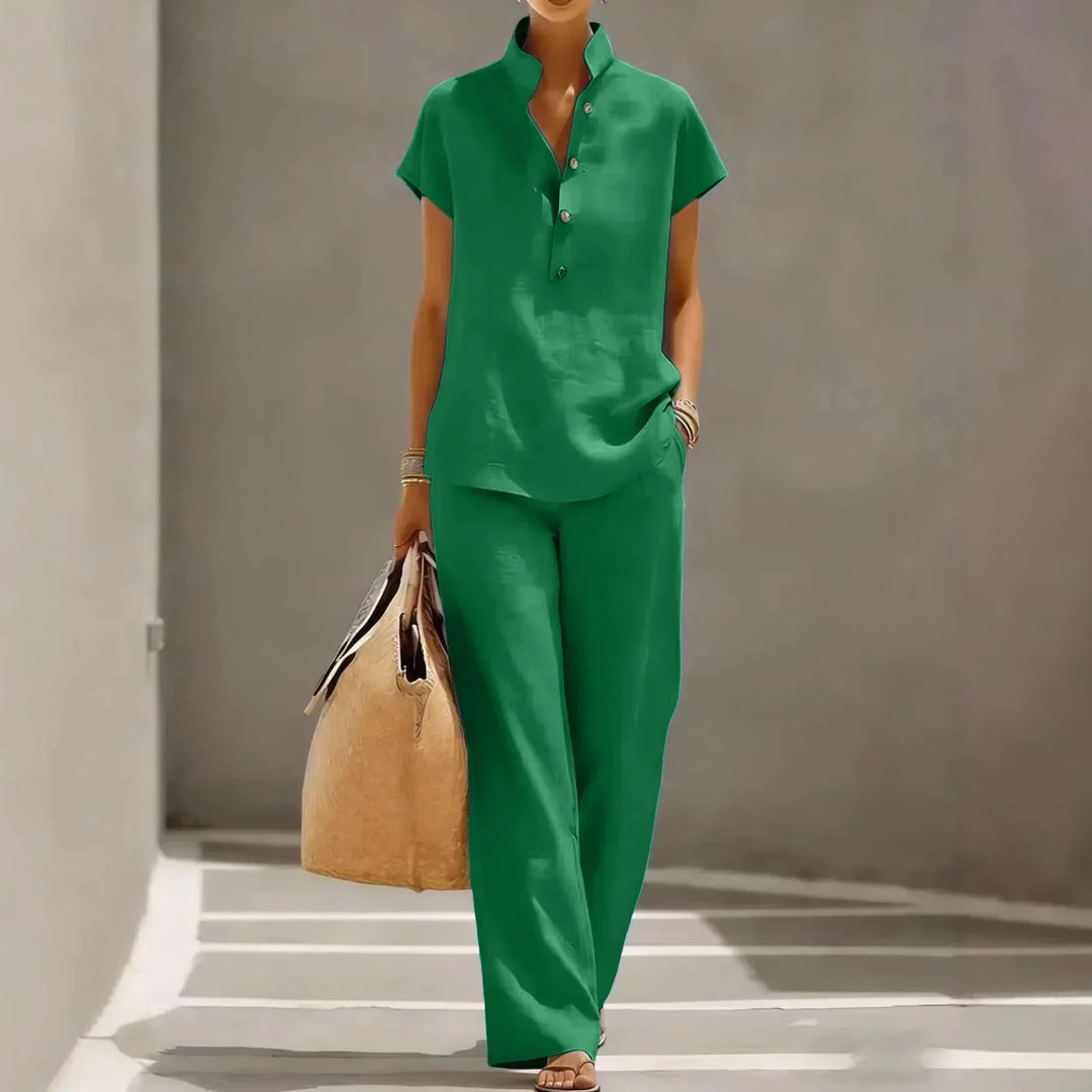 Stylish women's spring/summer two-piece set. Features a relaxed short-sleeve top and fashionable wide-leg pants.
