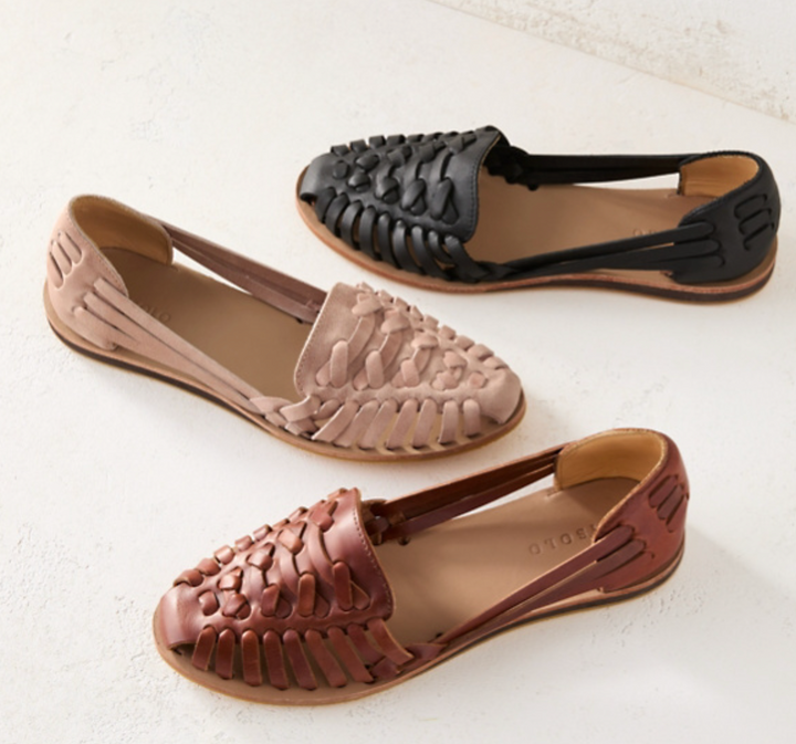 Women's comfortable woven flat buckle sandals, perfect for casual summer wear and everyday comfort.