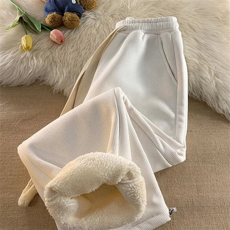 Soft women's loungewear pants for winter, offering warmth and comfort. Ideal for casual wear or relaxing at home.