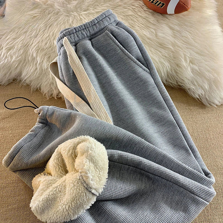 Stylish women's warm lounge pants, perfect for cozy winter fashion. Enjoy ultimate comfort with a relaxed fit.
