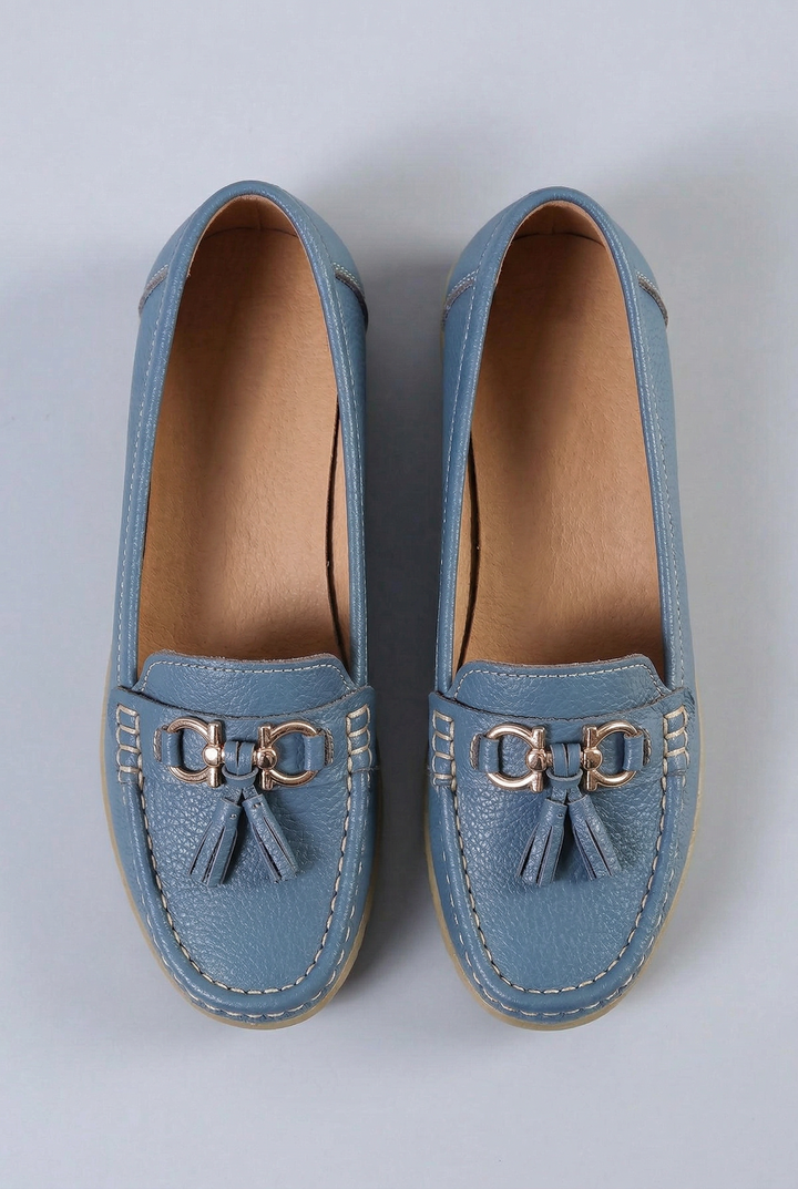 Casual women's footwear: classic slip-on loafers with superior cushioning & modern style.
