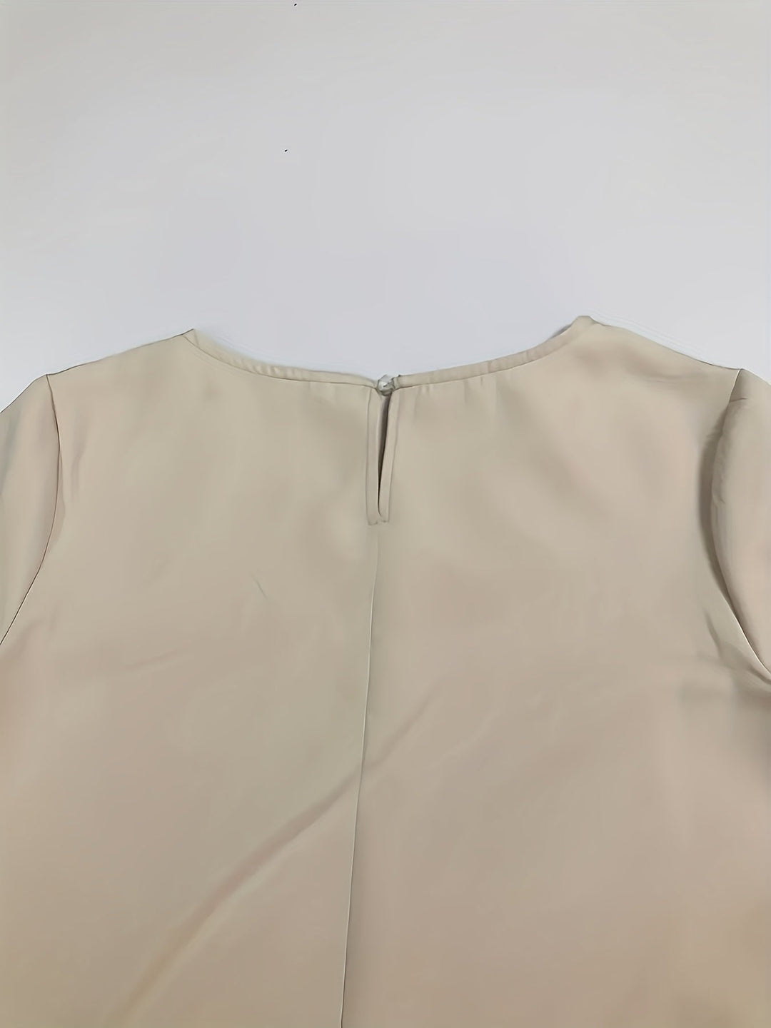 Elegant women's everyday midi dress. Offers comfort and style with its rounded neck and practical three-quarter sleeves.