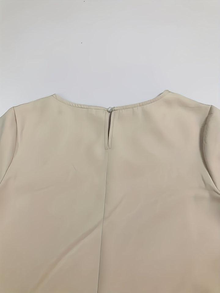 Elegant women's everyday midi dress. Offers comfort and style with its rounded neck and practical three-quarter sleeves.