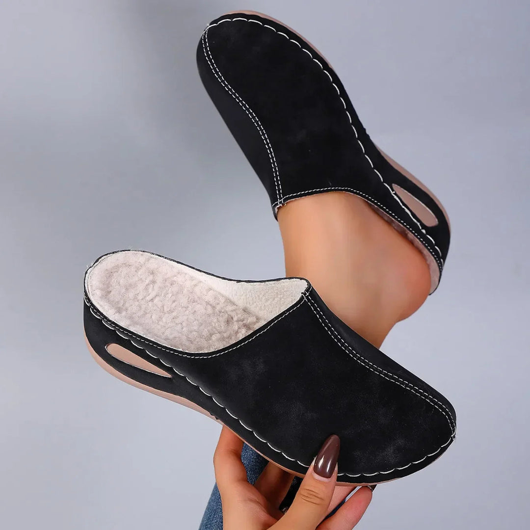 Casual women's slip-on clogs, effortless comfort shoes for versatile everyday wear.