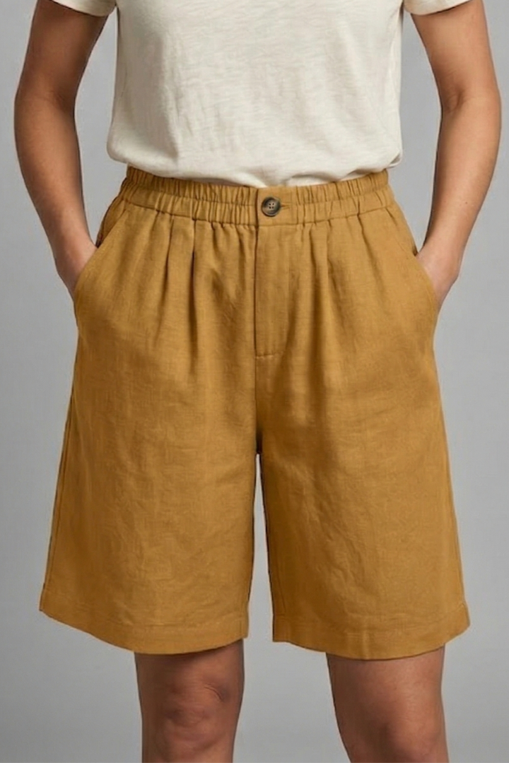 Comfortable women's everyday shorts: elastic waist, loose fit, with practical pockets.