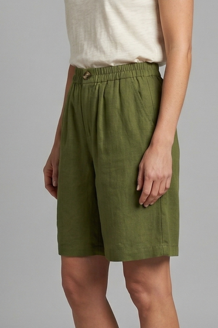 Everyday women's shorts with an elastic waist & practical side pockets for convenience.