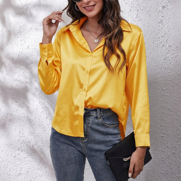Fashionable women's button-front blouse with relaxed fit & long sleeves, ideal for versatile chic outfits.