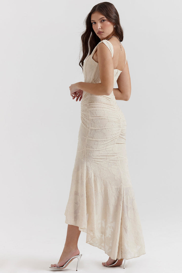 Flattering ruched waist bodycon homecoming dress, featuring a sweetheart neckline & elegant mermaid hem.