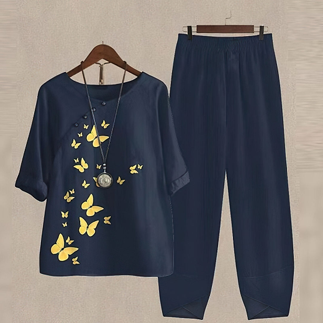 Plus size women's comfortable floral two-piece set, featuring a loose top & breezy harem pants.