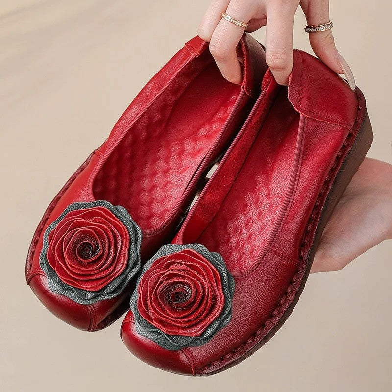 Elegant women's flat loafers with intricate floral appliqué, ideal for casual wear.