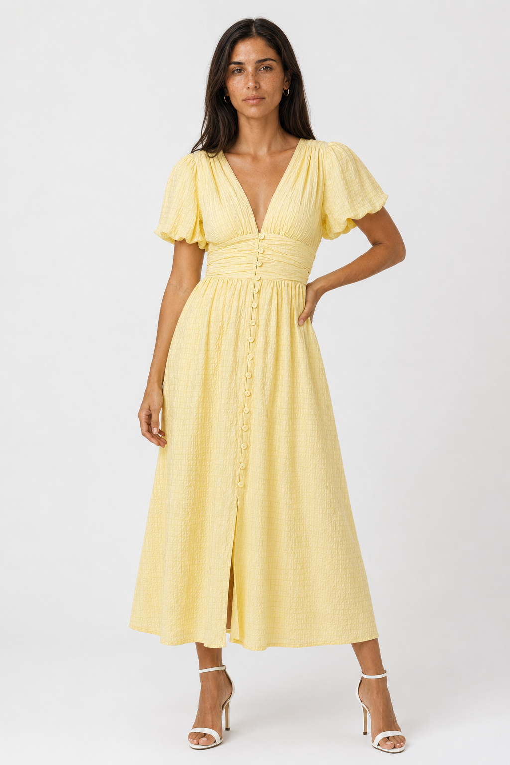 Flowy women's maxi dress with puff sleeves, ideal for casual wear or elegant occasion.
