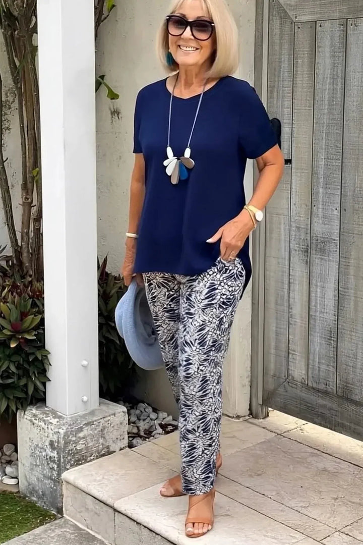 Women's elegant printed blouse, comfortable relaxed fit. Versatile long sleeve top for casual or office wear.