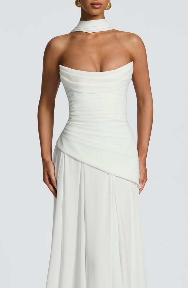 Women's elegant ruched halter neck maxi dress, ideal for prom, weddings & formal gatherings.